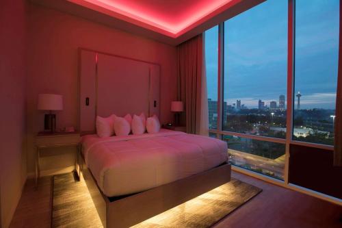 Suite Superior con cama extragrande del hotel Wyndham Garden at Niagara Falls. Foto 4