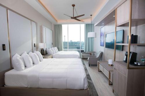 Suite Doble Deluxe - Cama grande del hotel Wyndham Garden at Niagara Falls