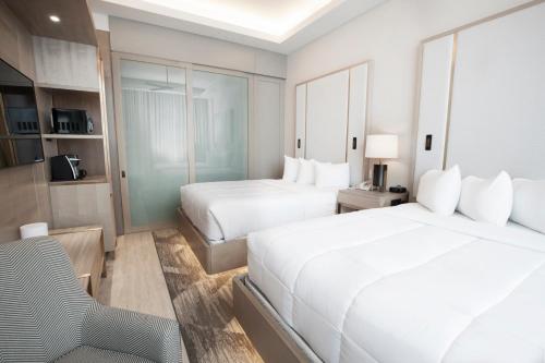 Suite Doble Deluxe - Cama grande del hotel Wyndham Garden at Niagara Falls. Foto 1