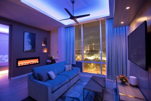 Suite Deluxe con cama extragrande del hotel Wyndham Garden at Niagara Falls. Foto 1