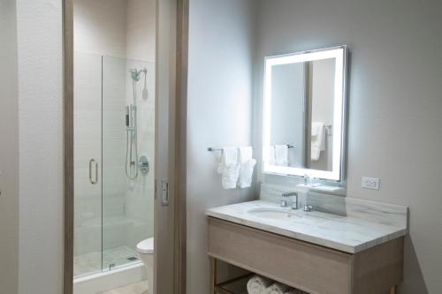 Suite con cama grande del hotel Wyndham Garden at Niagara Falls. Foto 2