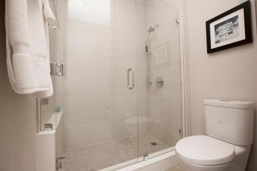 Suite con cama grande del hotel Wyndham Garden at Niagara Falls. Foto 4