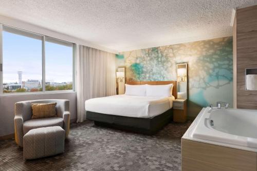 Suite con cama extragrande del hotel Wyndham Garden at Niagara Falls. Foto 3
