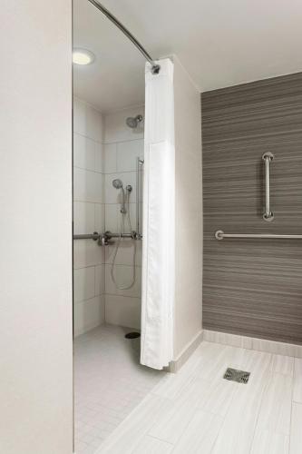 Habitación Doble - adaptada para personas con problemas de audición - cama extragrande del hotel Marriott Newark Liberty Intl. Airport. Foto 6