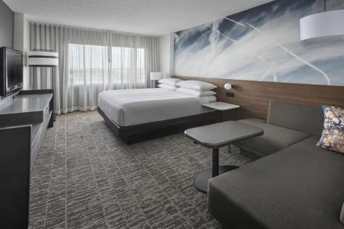 Habitación Doble - adaptada para personas con problemas de audición - cama extragrande del hotel Marriott Newark Liberty Intl. Airport. Foto 1