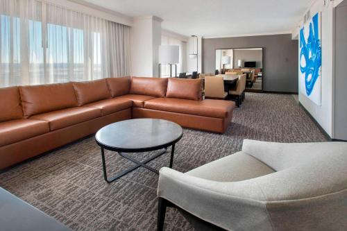 Suite con acceso al salón - Cama extragrande del hotel Marriott Newark Liberty Intl. Airport