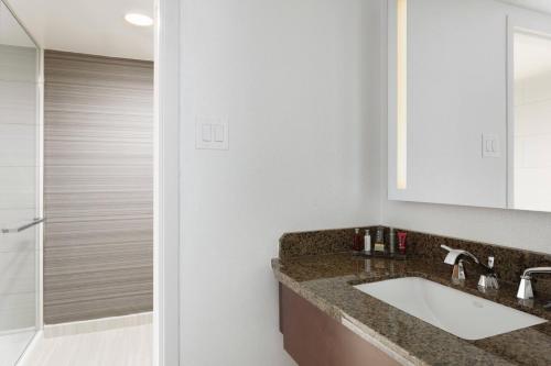 Habitación King grande con vista al aeropuerto del hotel Marriott Newark Liberty Intl. Airport. Foto 2