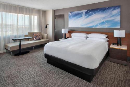 Habitación King con bañera - Adaptada para personas con movilidad reducida y discapacidad auditiva del hotel Marriott Newark Liberty Intl. Airport. Foto 2