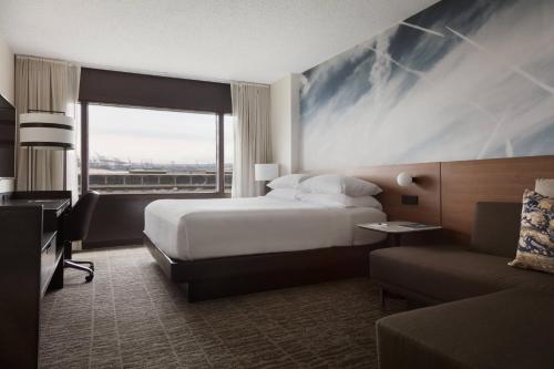 Habitación doble 1 Cama king con salón Agradable del hotel Marriott Newark Liberty Intl. Airport. Foto 2