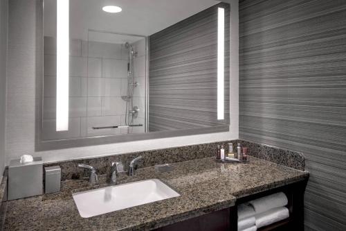 Habitación doble 1 Cama king con salón del hotel Marriott Newark Liberty Intl. Airport. Foto 2