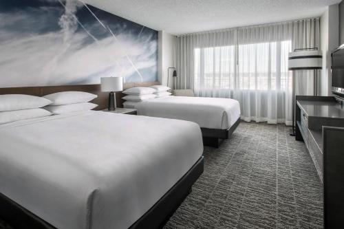 Double Room with Two Double Beds and Airport View del hotel Marriott Newark Liberty Intl. Airport. Foto 1