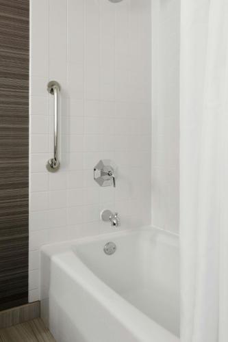 Habitación Doble con bañera adaptada para personas con movilidad reducida - 2 camas dobles del hotel Marriott Newark Liberty Intl. Airport. Foto 3