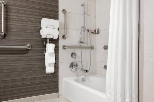 Habitación Doble con bañera adaptada para personas con movilidad reducida - 2 camas dobles del hotel Marriott Newark Liberty Intl. Airport. Foto 4