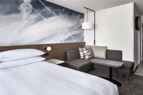 Habitación Doble - adaptada para personas con problemas de audición - cama extragrande del hotel Marriott Newark Liberty Intl. Airport. Foto 3