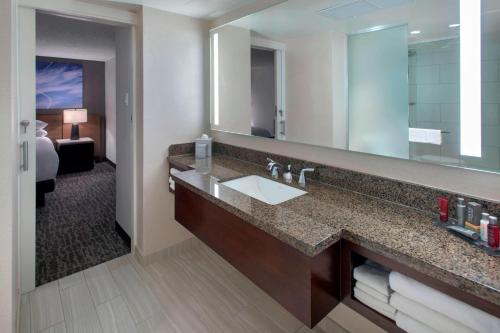 Suite con acceso al salón - Cama extragrande del hotel Marriott Newark Liberty Intl. Airport. Foto 4