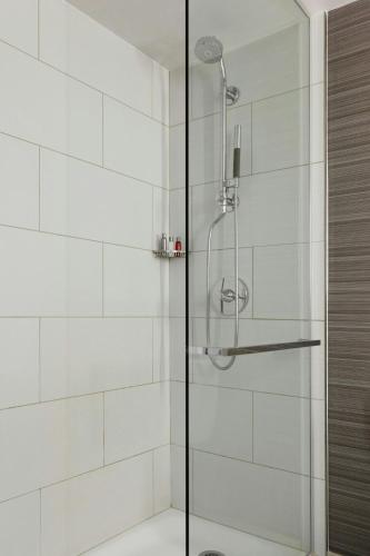 Habitación adaptada para personas con discapacidad auditiva y movilidad reducida con bañera - 1 cama extragrande del hotel Marriott Newark Liberty Intl. Airport. Foto 4