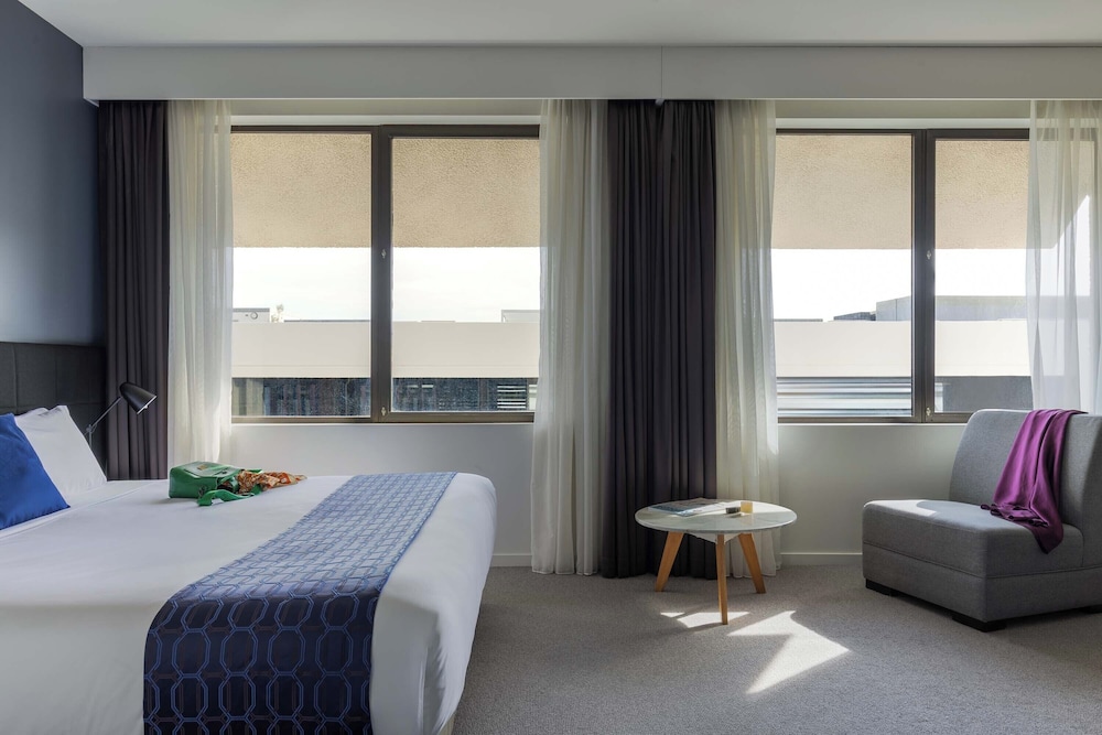 Suite con 1 cama King o 2 camas individuales del hotel Mantra Macarthur. Foto 5