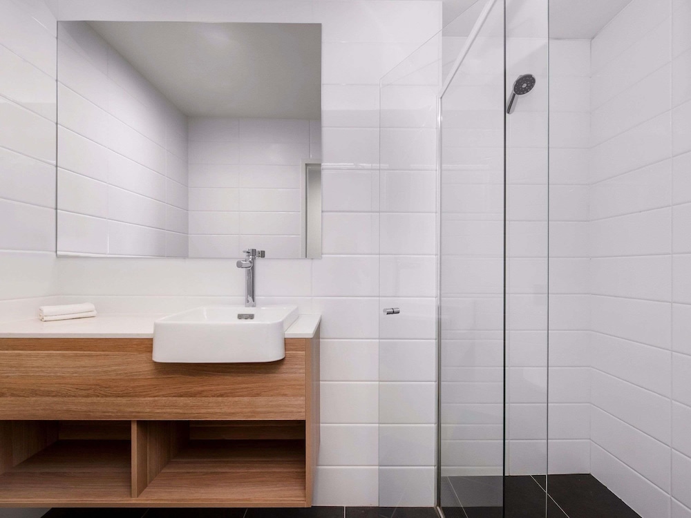 Suite con 1 cama King o 2 camas individuales del hotel Mantra Macarthur. Foto 6