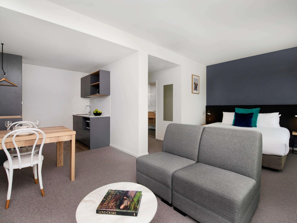 Suite con 1 cama King o 2 camas individuales del hotel Mantra Macarthur. Foto 7