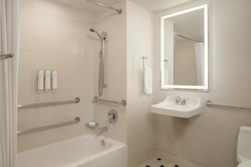 Habitación adaptada para personas con movilidad reducida - Cama grande del hotel Aura Times Square. Foto 2