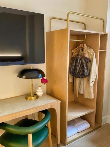 Habitación Deluxe con cama extragrande del hotel Aura Times Square. Foto 4