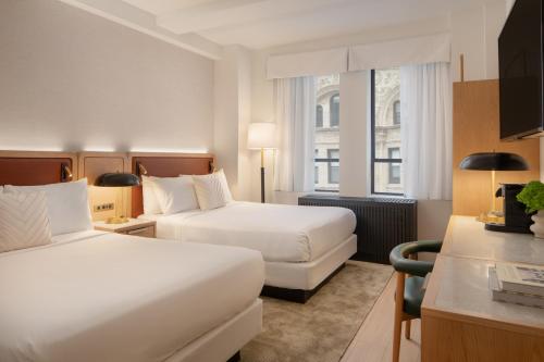 Habitación Doble Deluxe - 2 camas dobles del hotel Aura Times Square. Foto 1