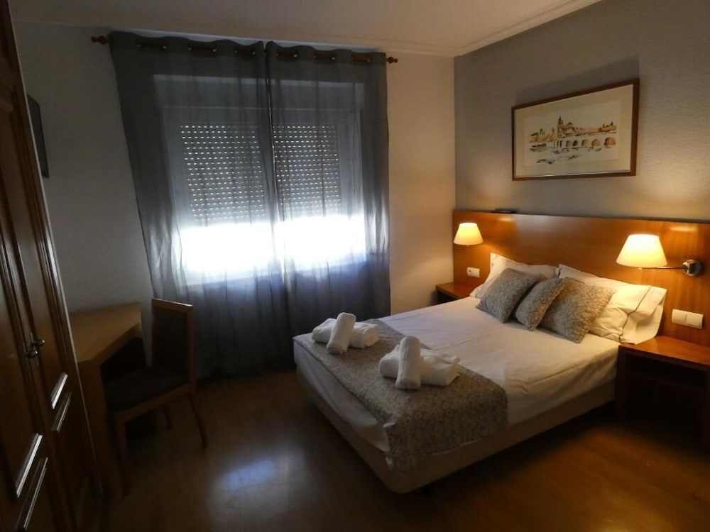 Habitación con 1 cama doble o 2 individuales del hotel Mercado by gaiarooms. Foto 2