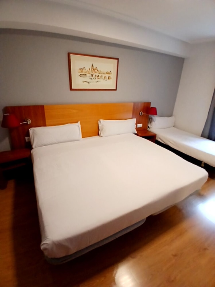 Habitación Triple del hotel Mercado by gaiarooms. Foto 1