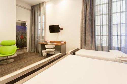 Habitación Triple del hotel Petit Palace Boquería Garden