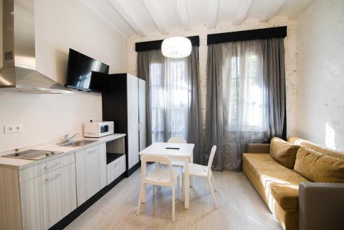 Apartamento Sofá Cama incluido 2 Camas individuales 1 Cama doble del hotel Petit Palace Boquería Garden. Foto 2
