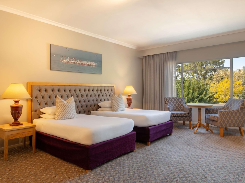 Habitación Clásica con camas individuales del hotel Mercure Windhoek. Foto 1