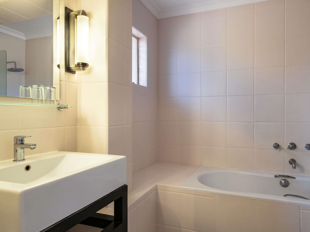 Habitación Clásica con camas individuales del hotel Mercure Windhoek. Foto 4