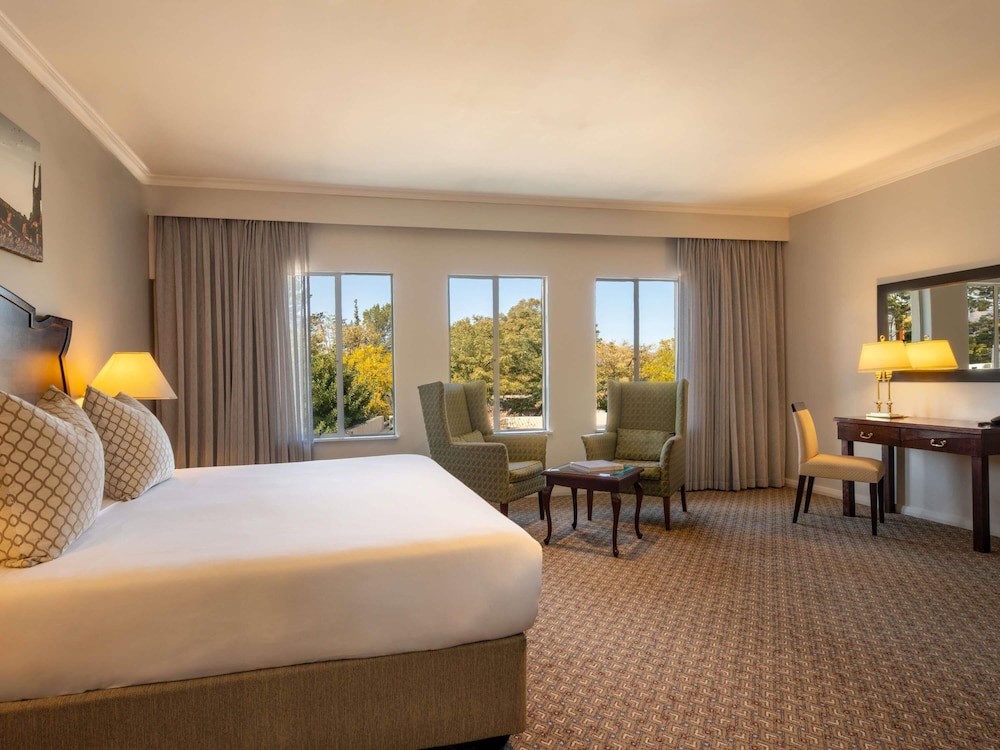 Habitación Privilege Luxe con Cama King del hotel Mercure Windhoek. Foto 1