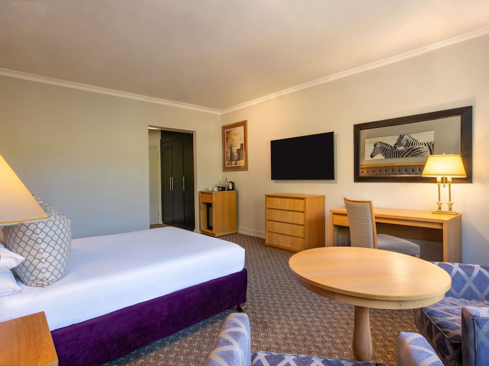 Habitación Superior con cama king del hotel Mercure Windhoek. Foto 1