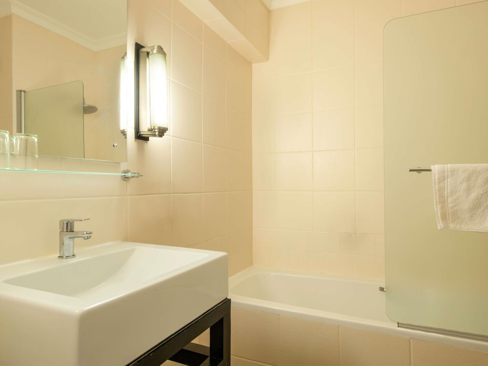 Habitación Superior con cama king del hotel Mercure Windhoek. Foto 3