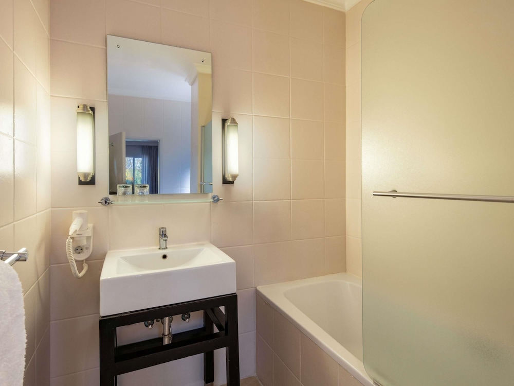 Habitación Superior con cama king del hotel Mercure Windhoek. Foto 4
