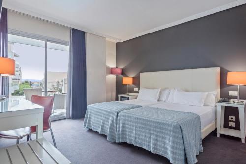 Habitación Triple con acceso al spa del hotel Balneario Playa de Coma-Ruga