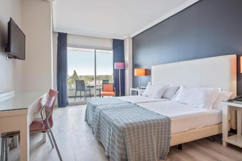 Habitación Triple con acceso al spa del hotel Balneario Playa de Coma-Ruga. Foto 3