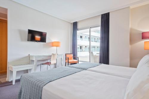 Habitación Triple con acceso al spa del hotel Balneario Playa de Coma-Ruga. Foto 4