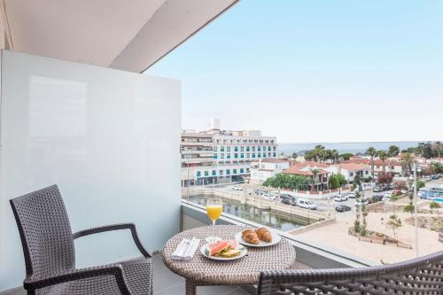 Habitación Superior con cama extragrande y acceso al spa del hotel Balneario Playa de Coma-Ruga