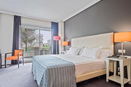 Habitación Superior con cama extragrande y acceso al spa del hotel Balneario Playa de Coma-Ruga. Foto 1