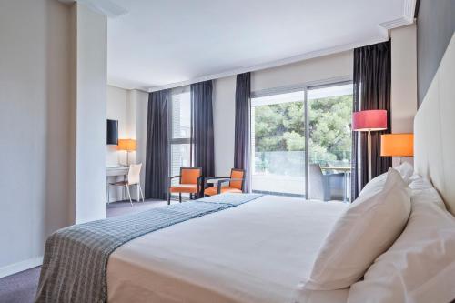 Habitación Superior con cama extragrande y acceso al spa del hotel Balneario Playa de Coma-Ruga. Foto 2