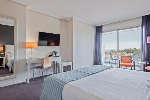 Habitación Superior con cama extragrande y acceso al spa del hotel Balneario Playa de Coma-Ruga. Foto 3