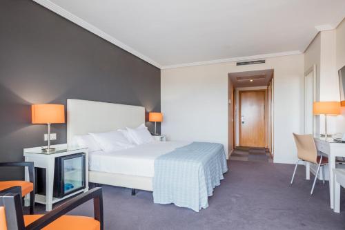 Habitación Superior con cama extragrande y acceso al spa del hotel Balneario Playa de Coma-Ruga. Foto 4