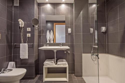 Habitación Superior con cama extragrande y acceso al spa del hotel Balneario Playa de Coma-Ruga. Foto 5