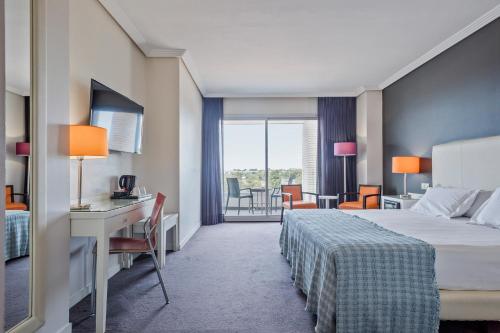 Habitación Superior con cama extragrande y acceso al spa del hotel Balneario Playa de Coma-Ruga. Foto 6