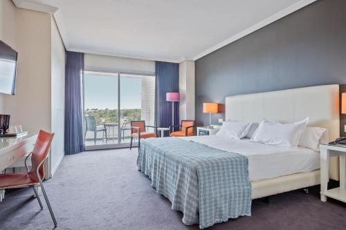 Habitación Superior con cama extragrande y acceso al spa del hotel Balneario Playa de Coma-Ruga. Foto 7