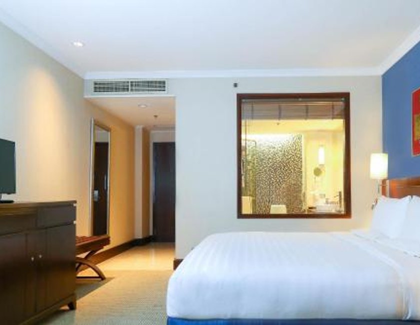 Habitación con cama extragrande del hotel Hyatt Regency Bangkok Suvarnabhumi Airport