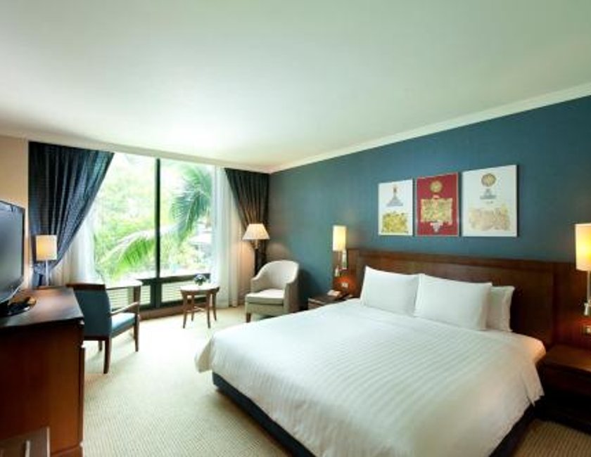Habitación con cama extragrande y vistas al jardín del hotel Hyatt Regency Bangkok Suvarnabhumi Airport