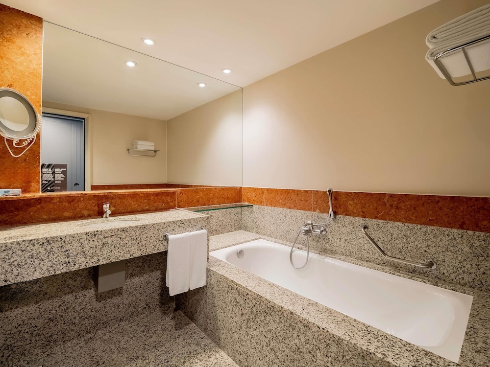 Habitación superior, 2 camas individuales, bañera del hotel Pullman São Paulo Guarulhos Airport. Foto 6